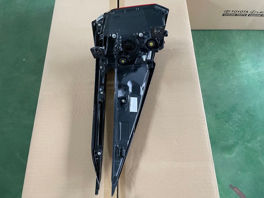 TOYOTAアルファード　テールランプ左右
