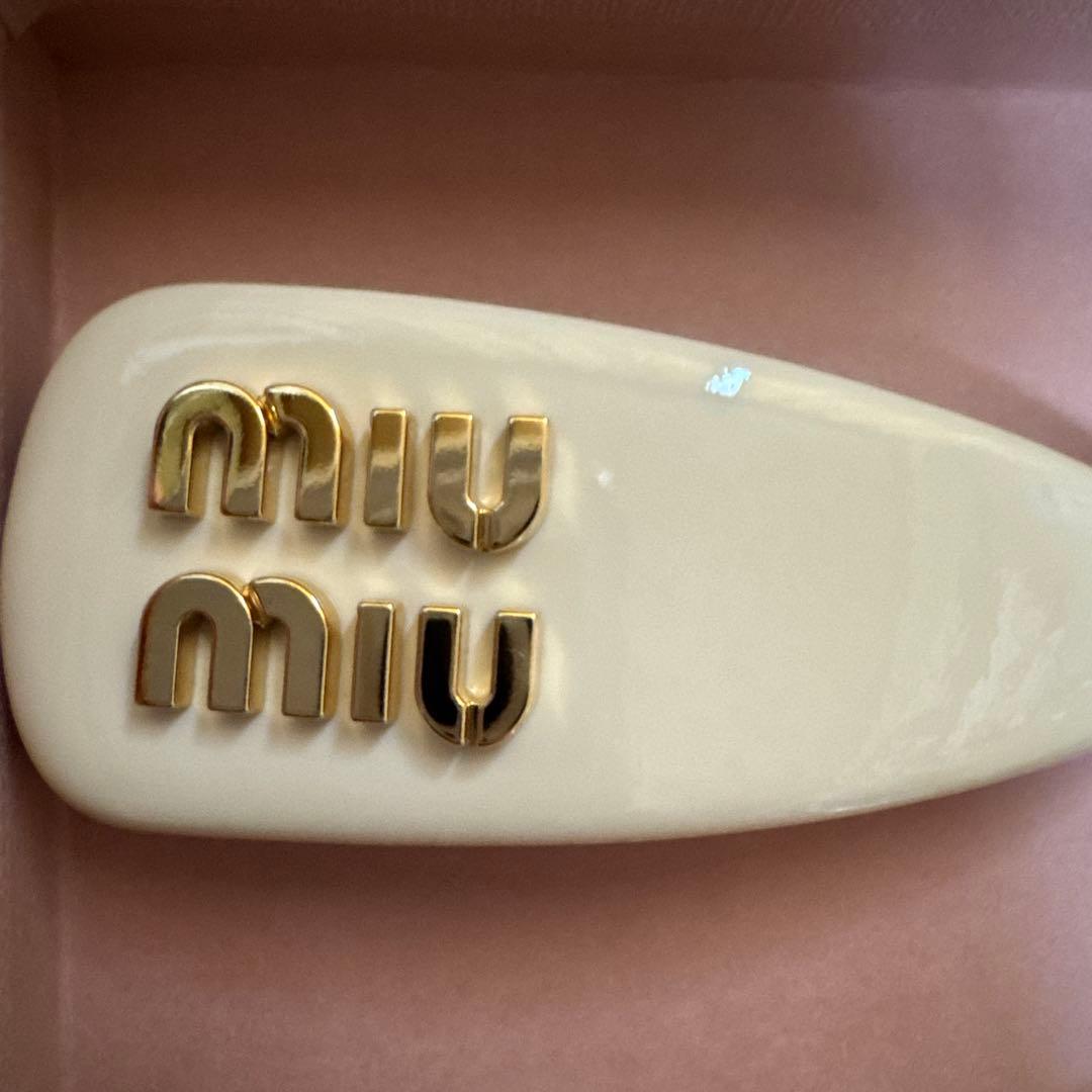 miu miu パテントレザー バレッタ アイボリー ヘアクリップ 正規品 美品