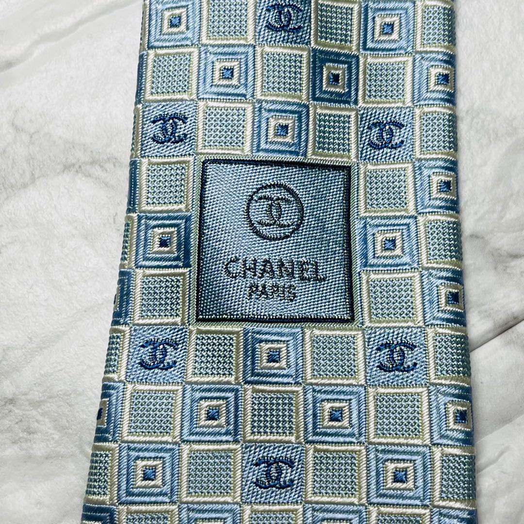 シャネル　CHANEL ココマーク　ネクタイ　ブルー　スーツ　シャツ