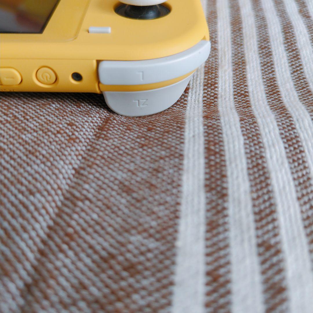 Nintendo Switch Lite イエロー ピカチュウ持ち運びケース付き