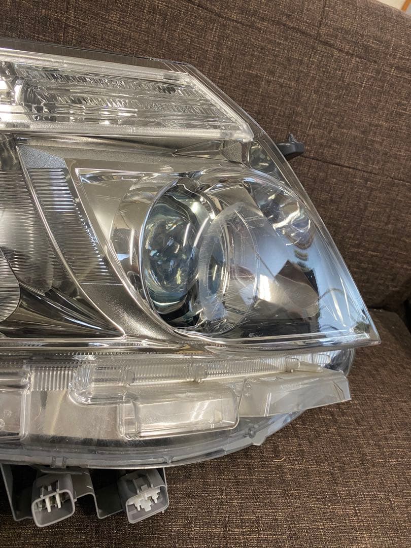 トヨタ　エスクワァイア　ZRR80 純正右ヘッドライト