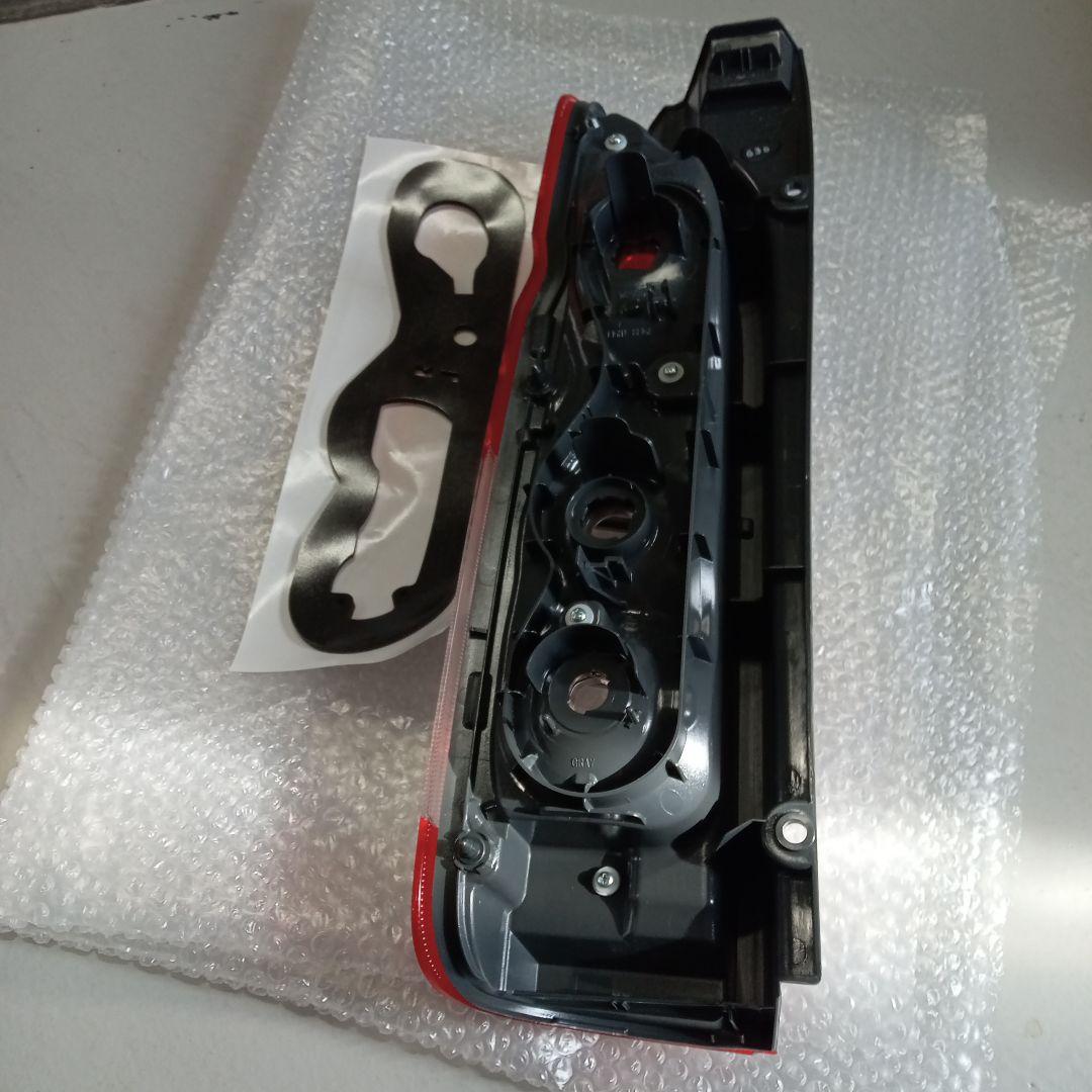 【新品】【送料無料】トヨタ 200系ハイエース純正後期テールランプ 右側　①