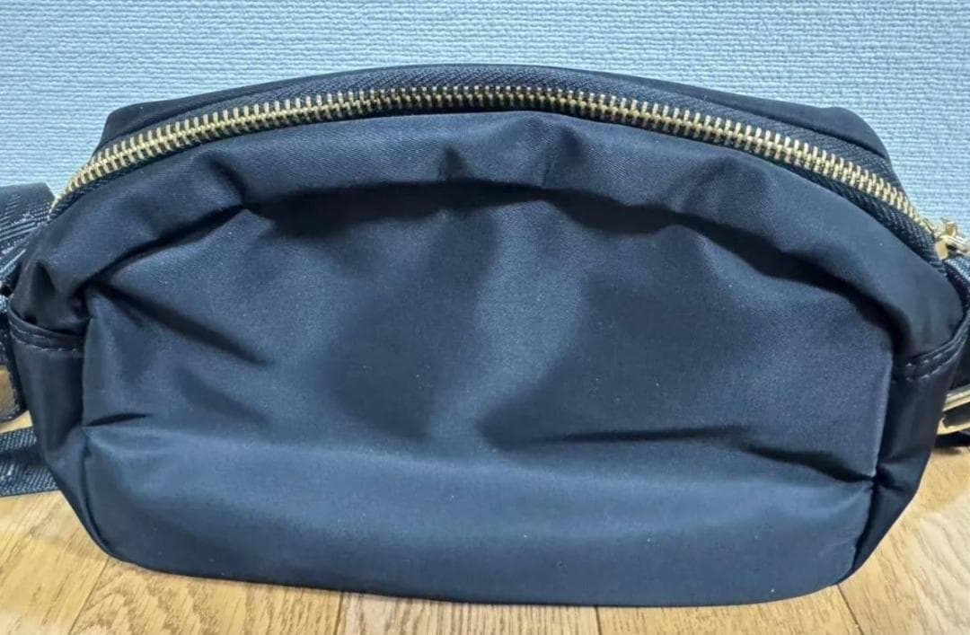 ストラップ付き　ブラック ショルダーバッグ ナイロン 三角口ゴ 斜め掛け