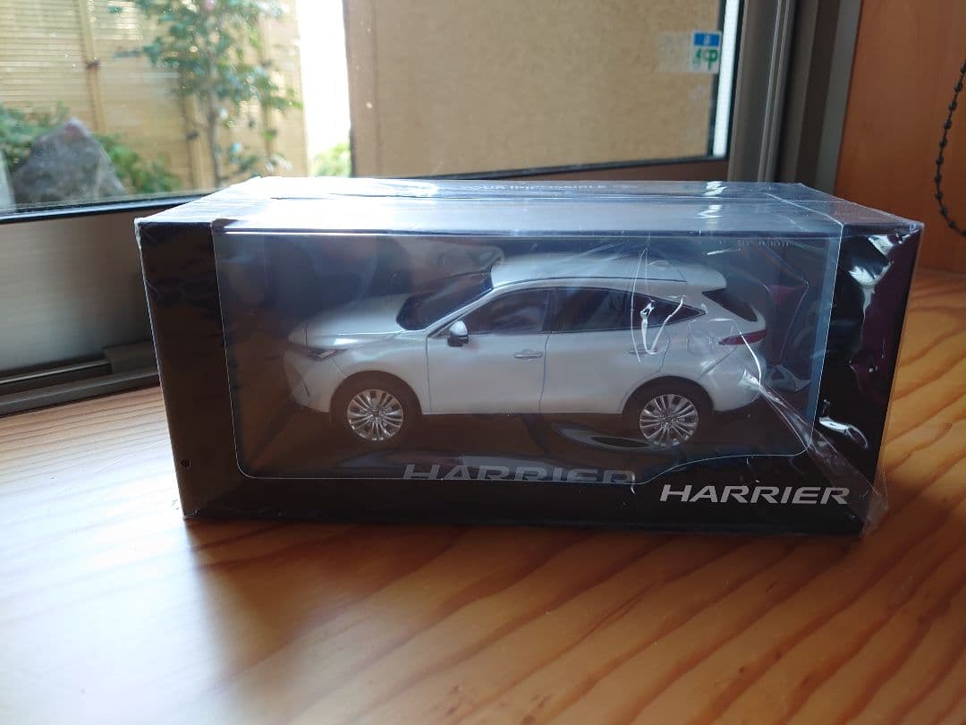 美品【新品】ハリアー　ホワイトパール　カラーサンプル　ミニカー