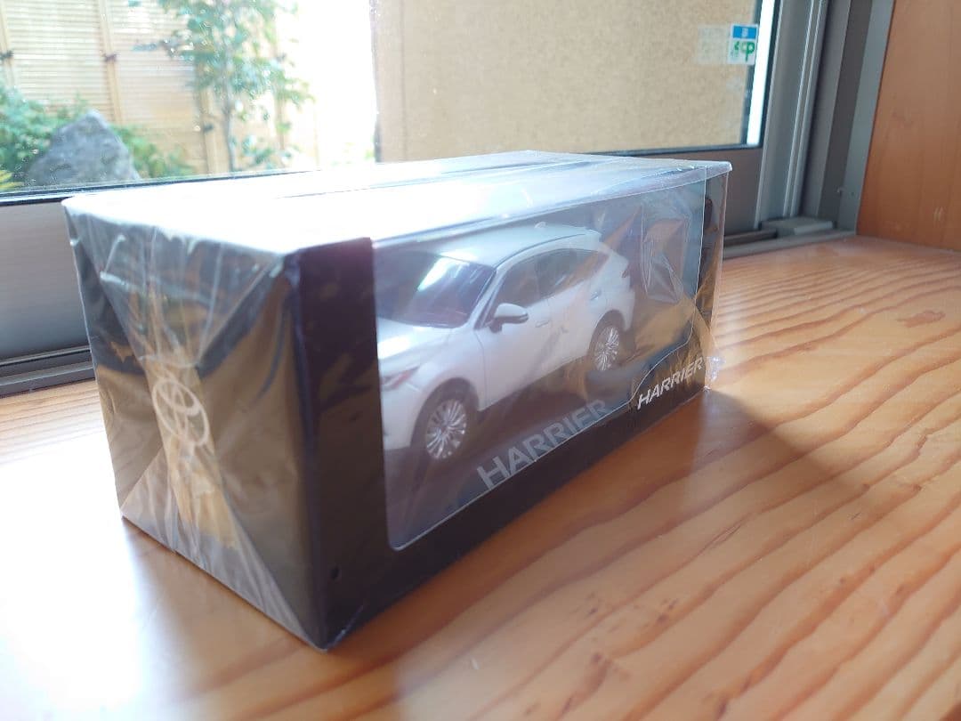 美品【新品】ハリアー　ホワイトパール　カラーサンプル　ミニカー
