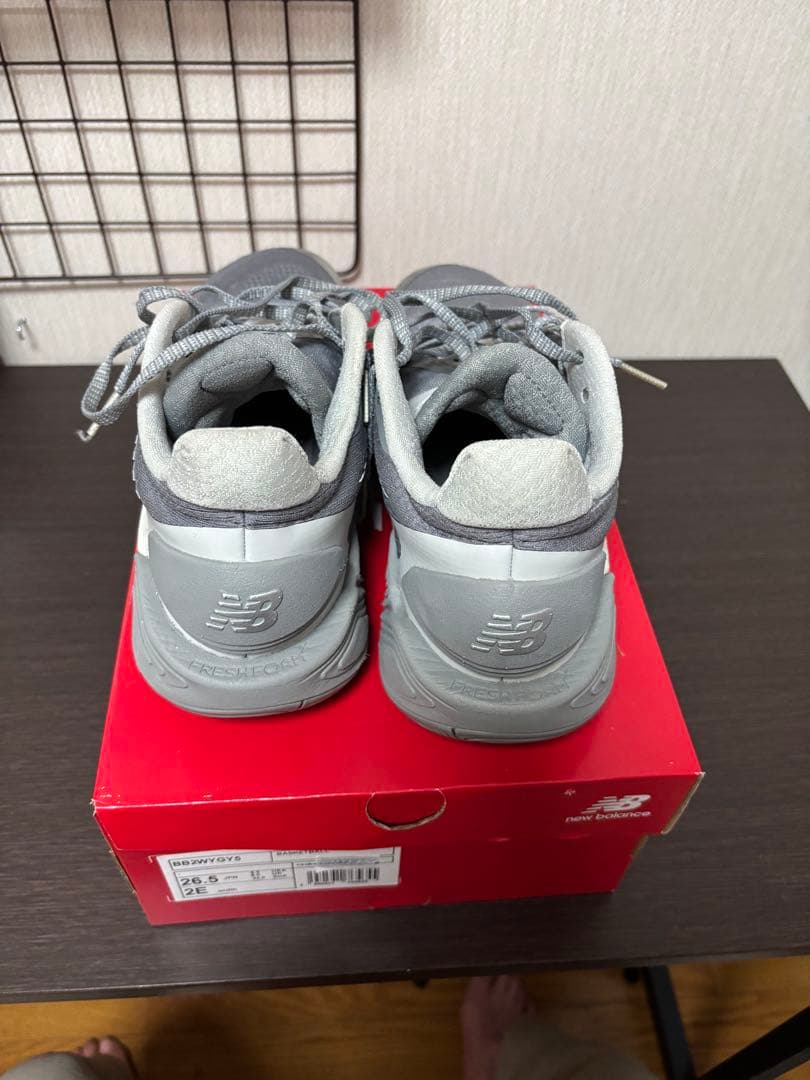 New Balance バスケットシューズグレー色