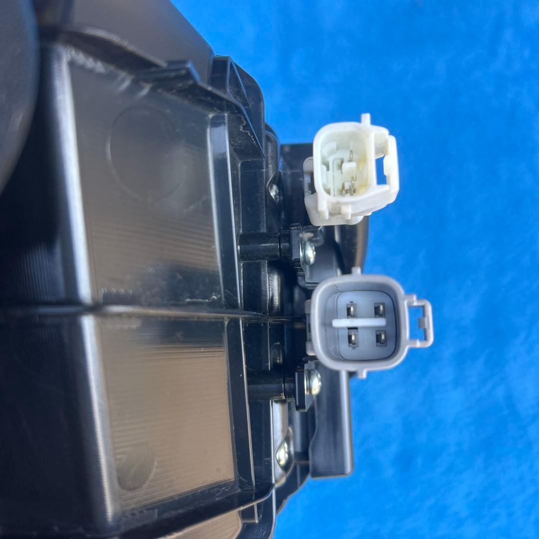小糸LEDテールランプ 3連　新車外し　右のみ ノーマルターン
