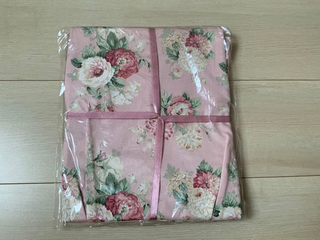 【新品未使用】ローラアシュレイ　花柄ピンクエプロン 85cm クロスタイプ