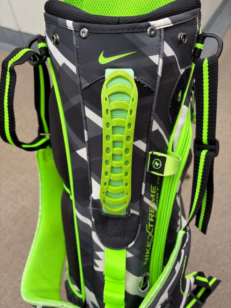 Nike 軽量キャディバッグ 迷彩　自立スタンド　フード付き