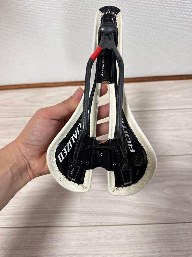 Specialized Romin Carbon サドル 143mm
