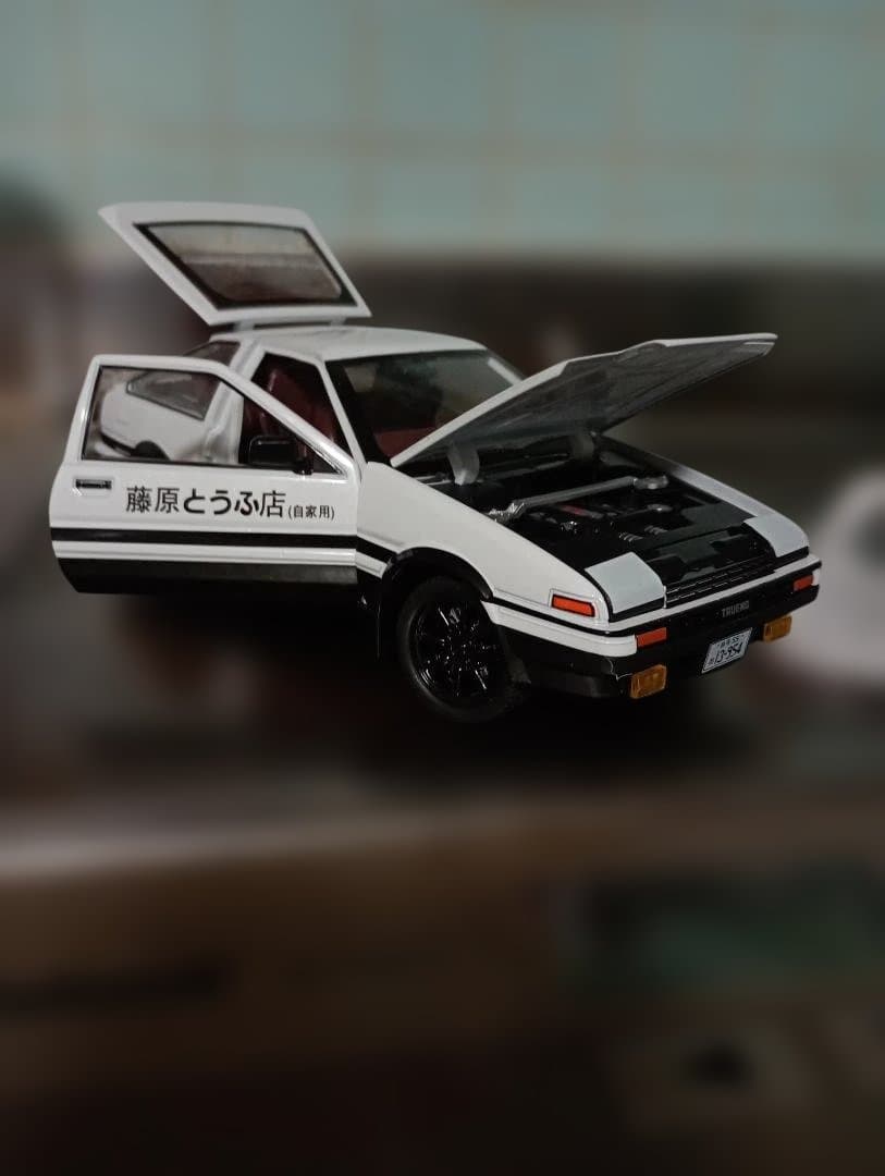 1/20スケール 頭文字D トヨタAE86＆キーストラップ付きキーホルダー２個