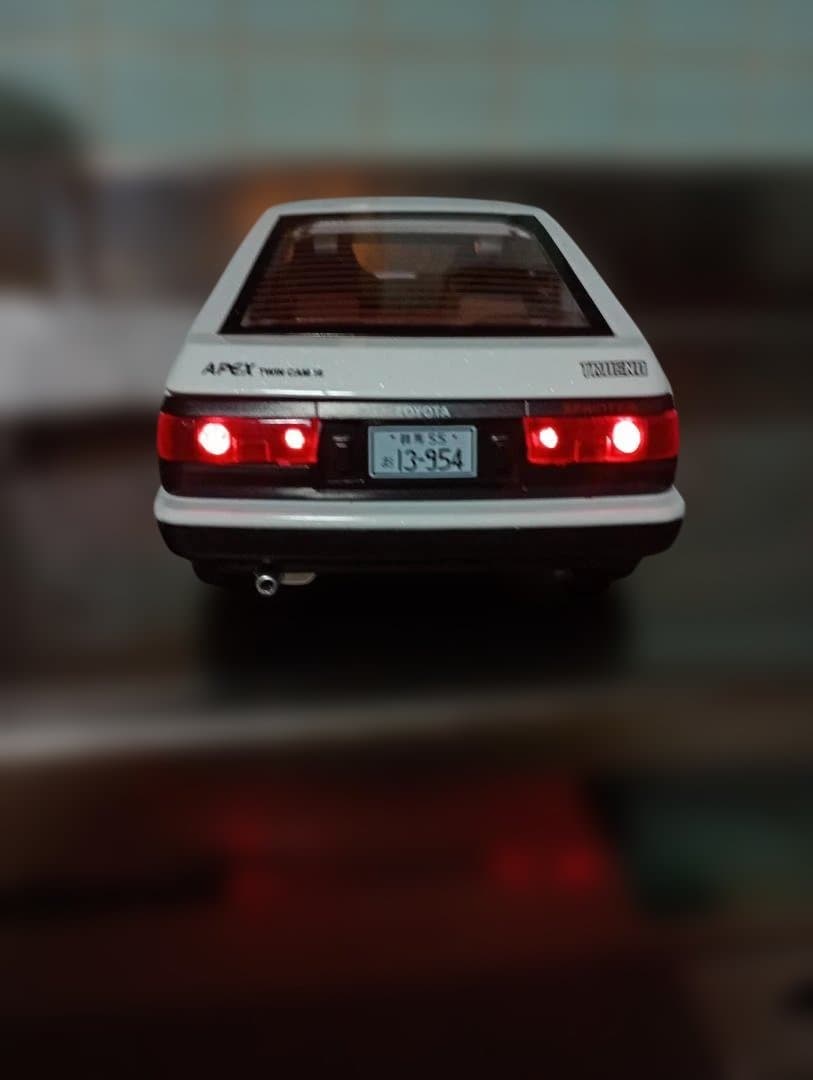 1/20スケール 頭文字D トヨタAE86＆キーストラップ付きキーホルダー２個