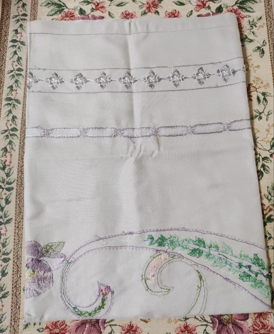 戸塚刺繍テーブルクロス 茄子の花と葉デザイン