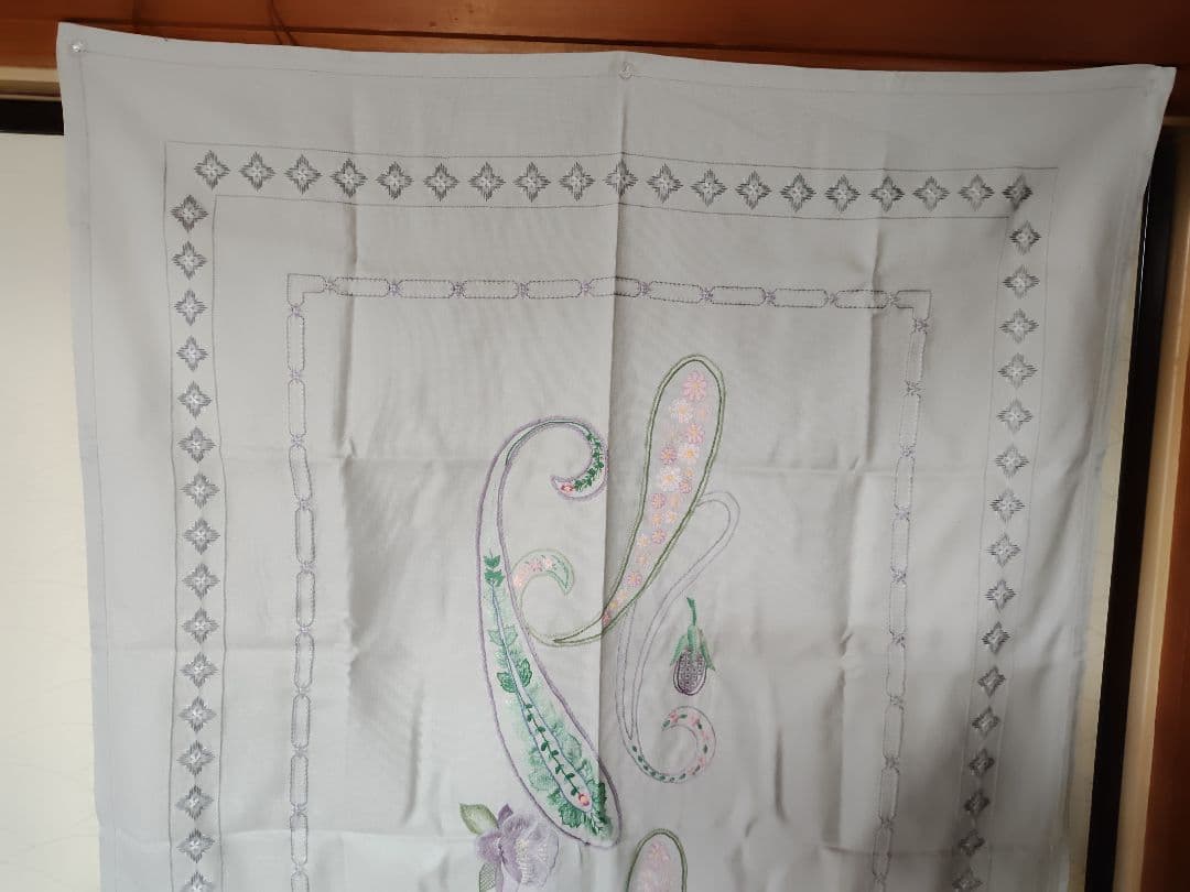 戸塚刺繍テーブルクロス 茄子の花と葉デザイン