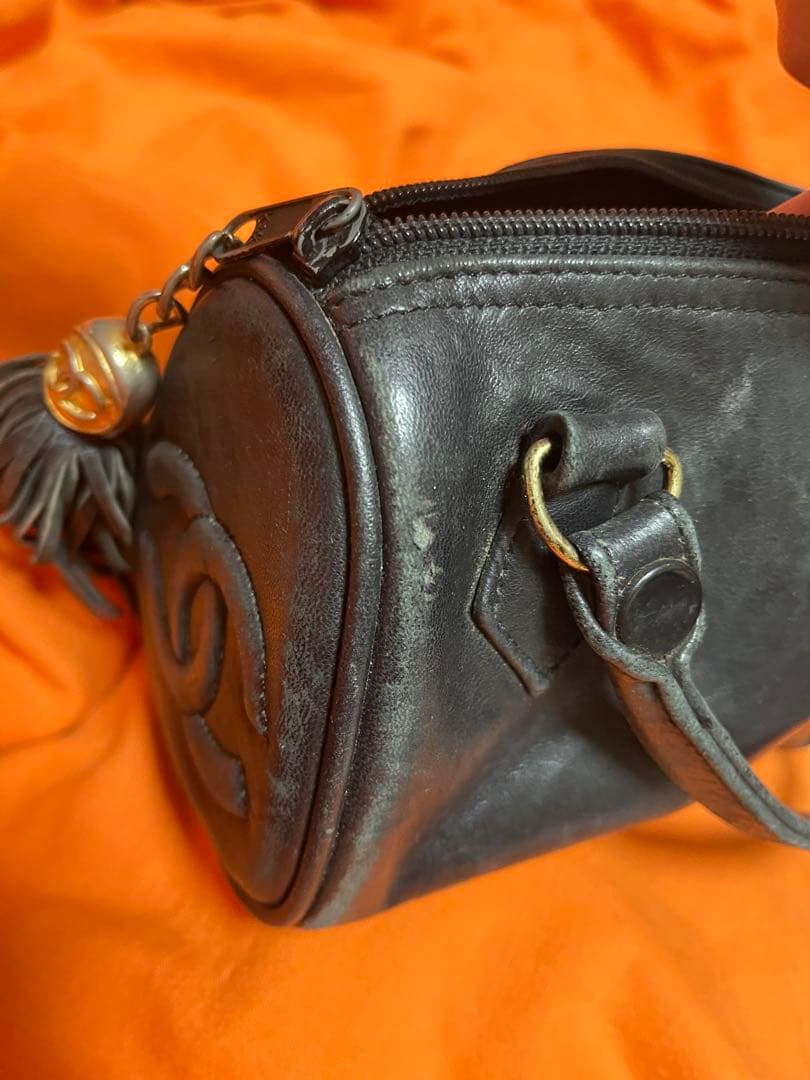 CHANEL 黒 レザー ハンドバッグ タッセル付き