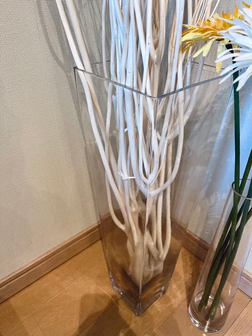 匿名送料無料 透明ガラスの花瓶２つと造花セット