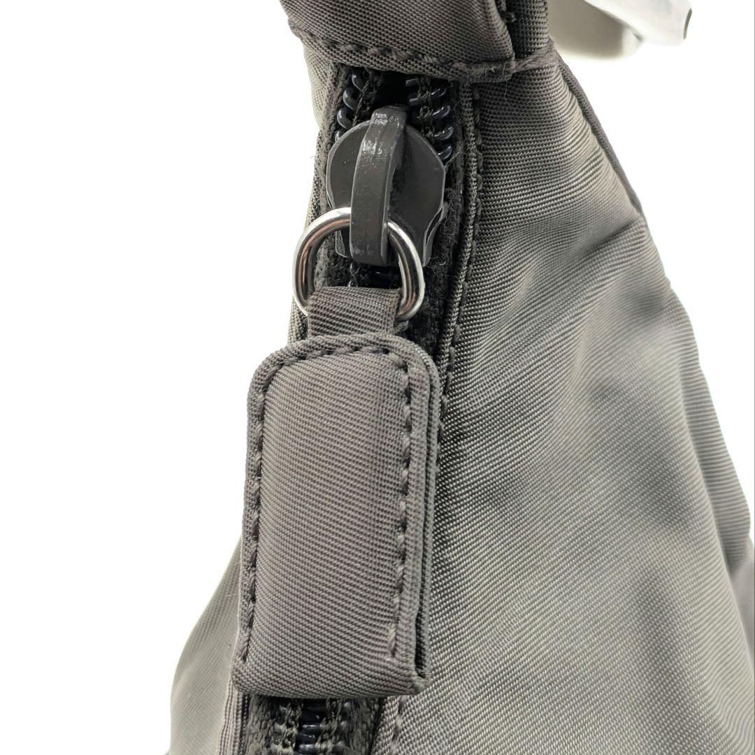 PRAD 三角ロゴ ワンショルダーバック テスートナイロン