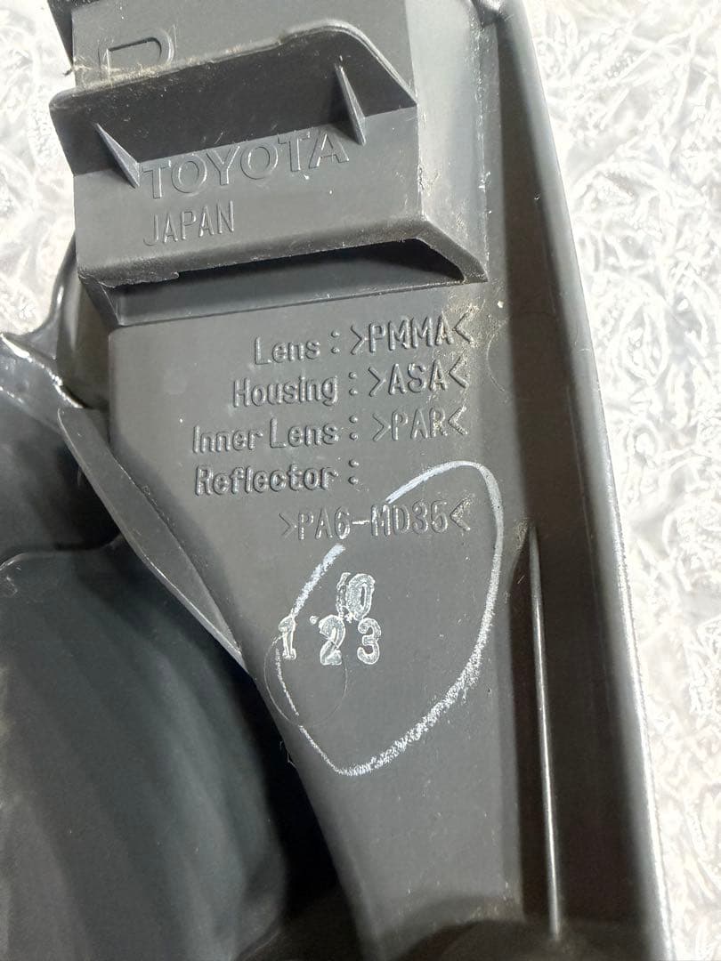 トヨタ　ハイエース　200系　純正　テールランプ　右側