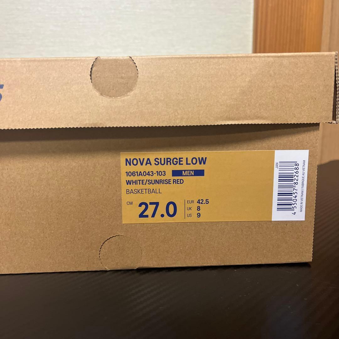 ユニセックス大人 NOVA SURGE LOW（ホワイト/サンライズレッド）