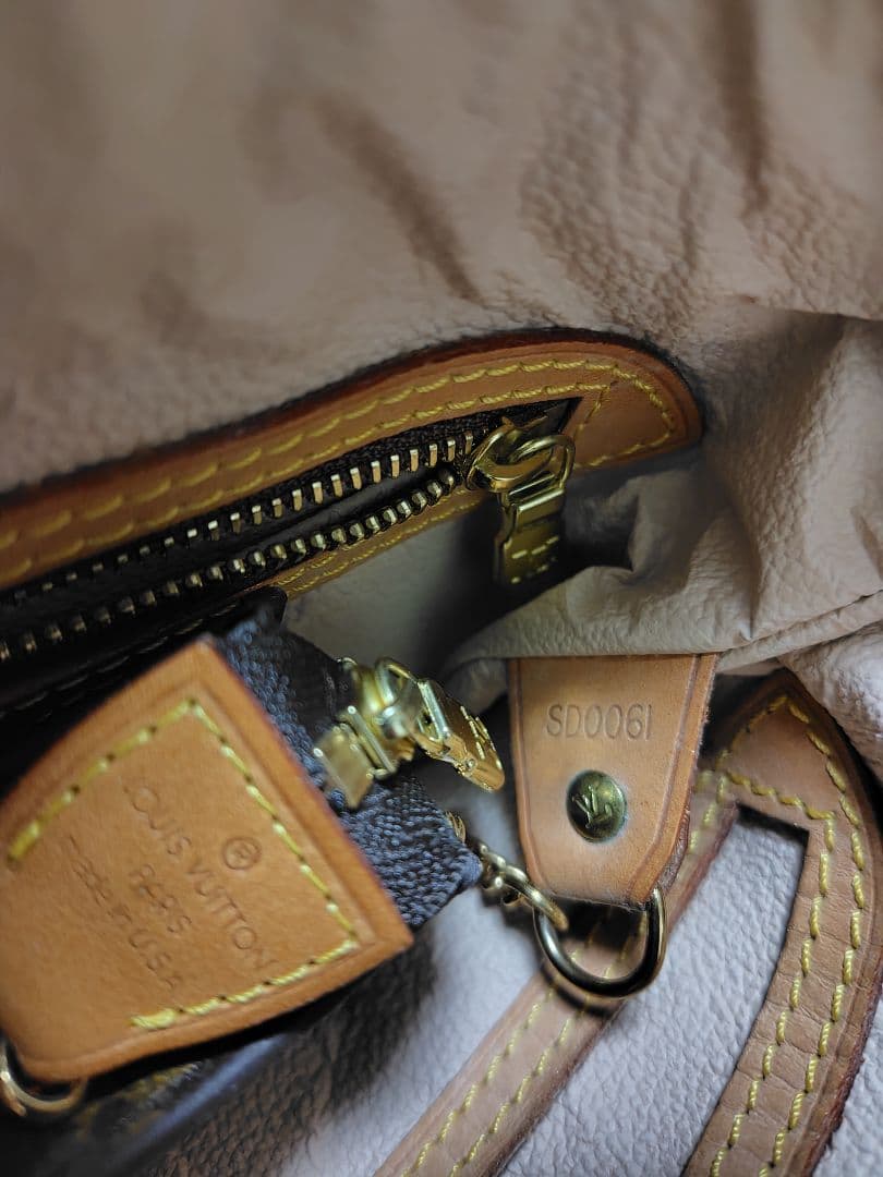 camとなります Louis Vuitton トートバッグと付属のポーチ