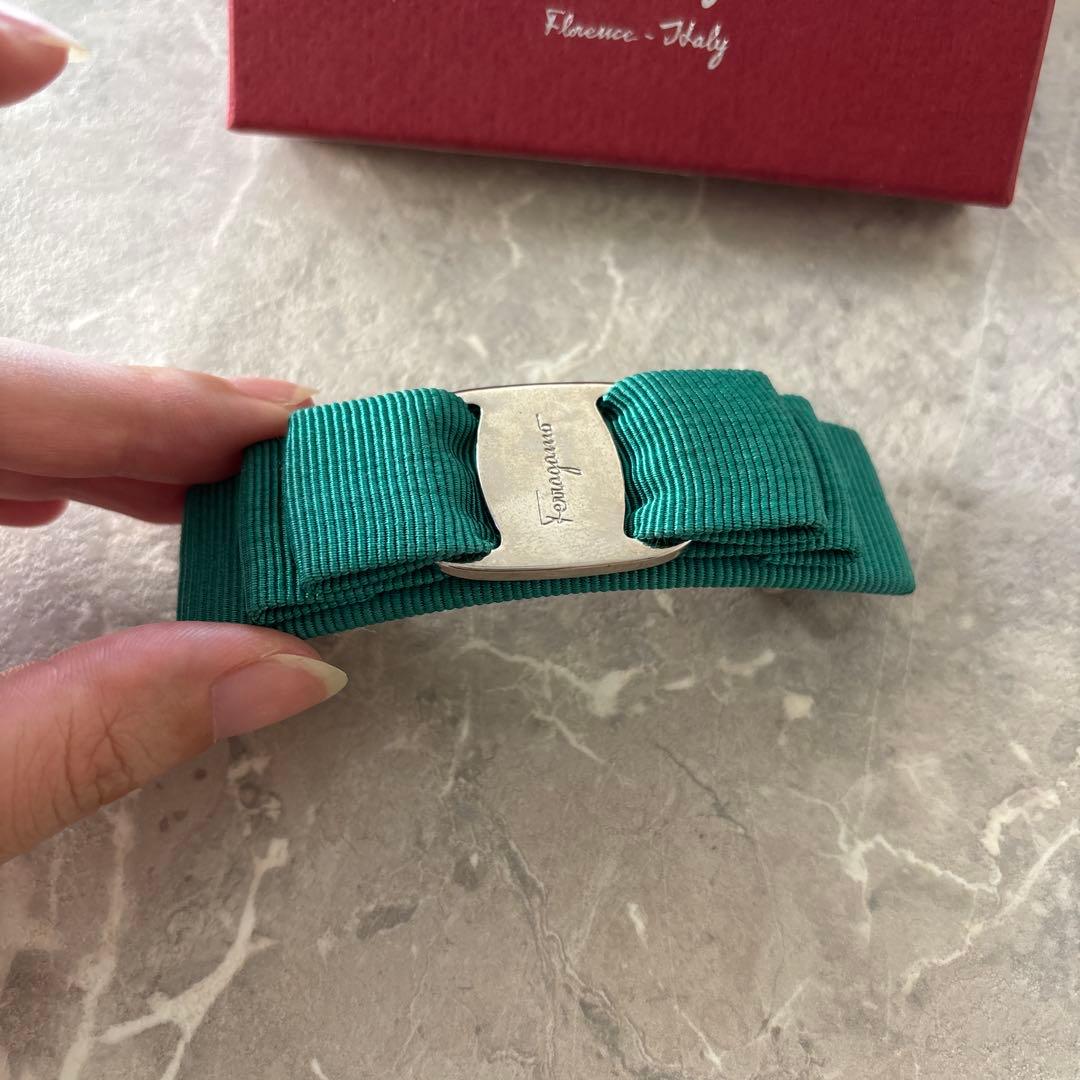 フェラガモ　バレッタ　グリーン