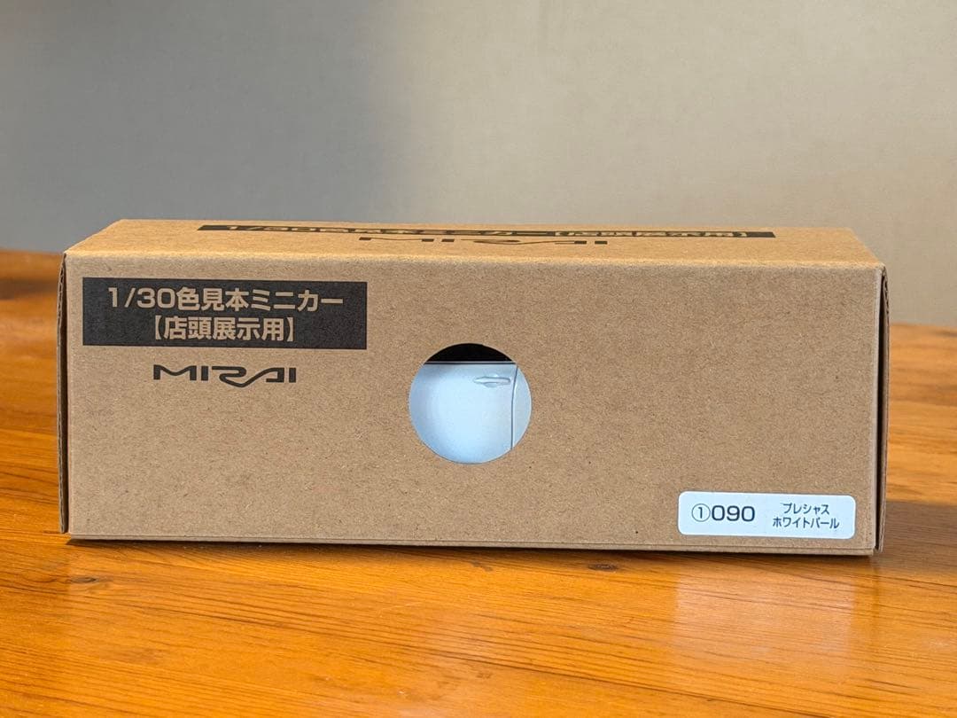 トヨタ ミライ カラーサンプル プレシャス ホワイトパール