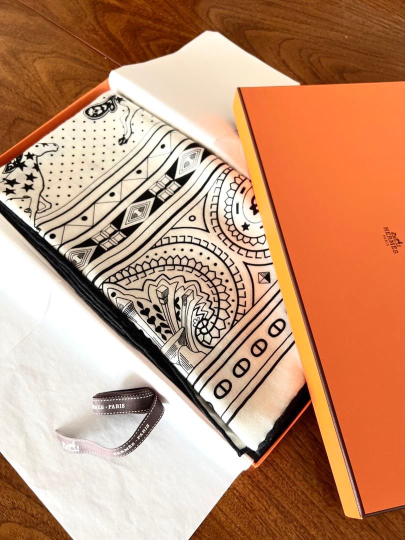 【新品】HERMES カシシル《シュヴァル・ドゥ・クール・バンダナ》白黒
