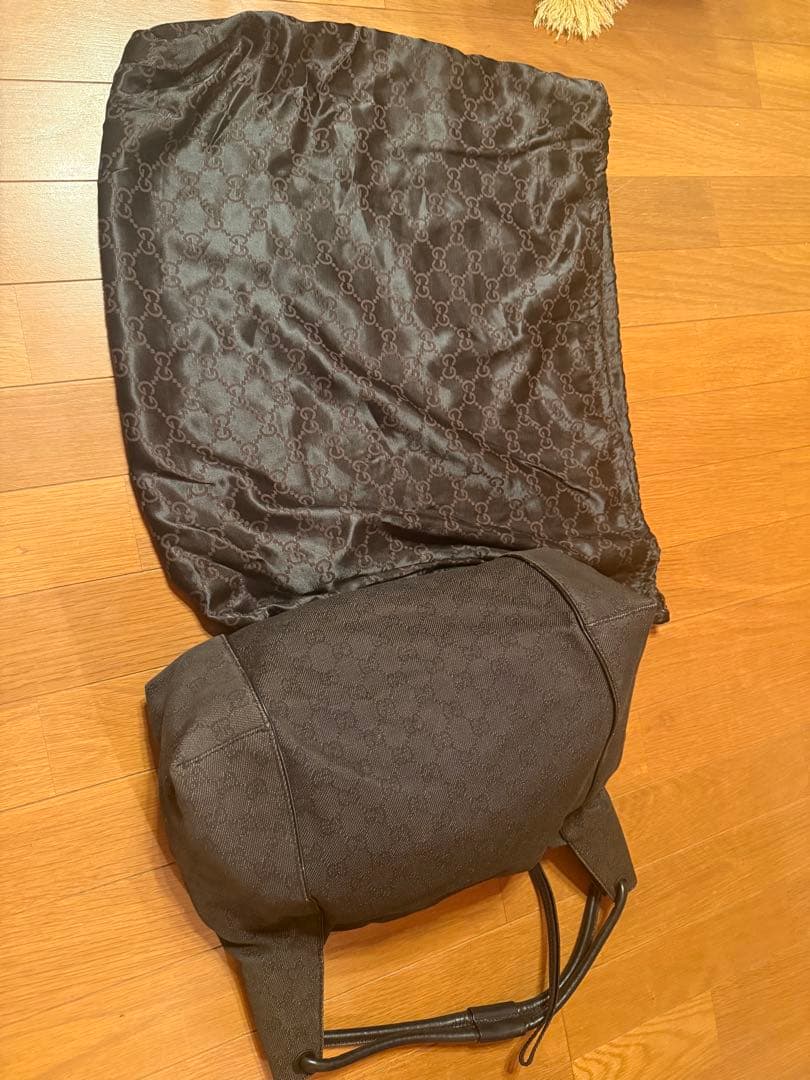 黒のキャンバスとレザーのハンドバッグ