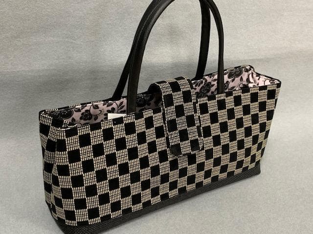 最終価格限定入荷　お洒落な印伝風の横長トートバッグ　市松柄