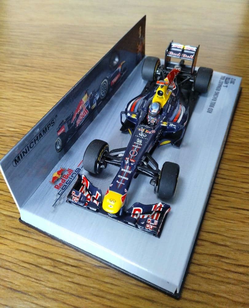 MINICHAMPS 1/43 レッドブルRB8 S. VETTEL