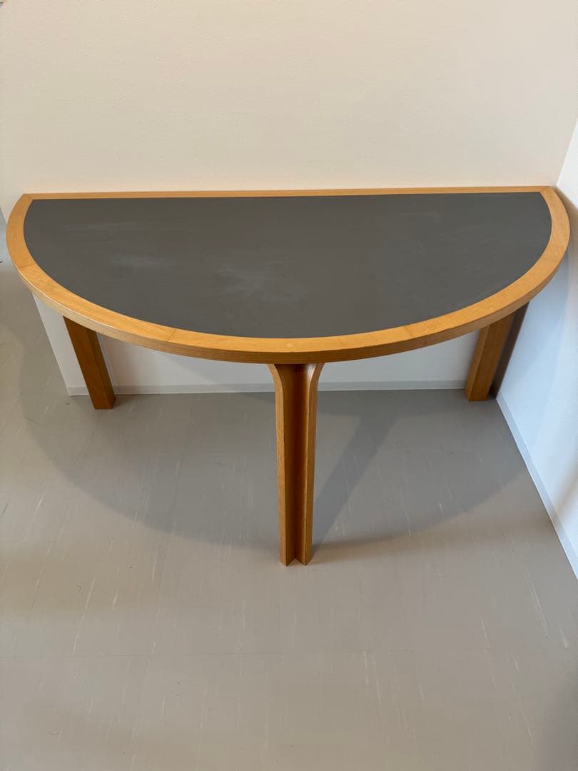Magnus Olesen Half round table テーブル
