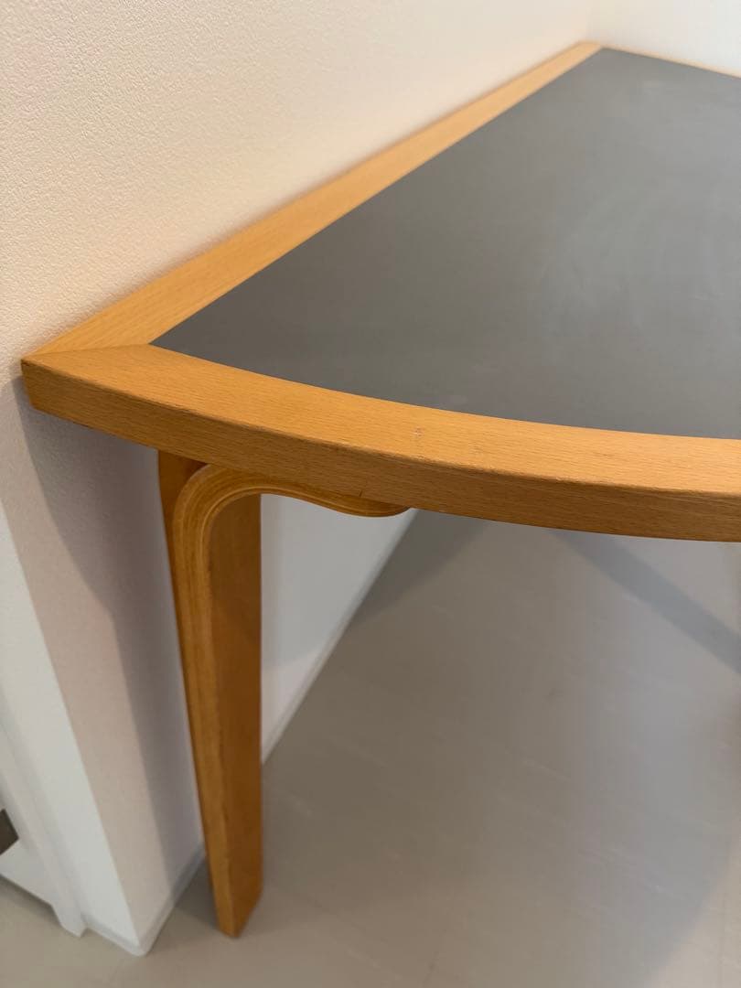Magnus Olesen Half round table テーブル