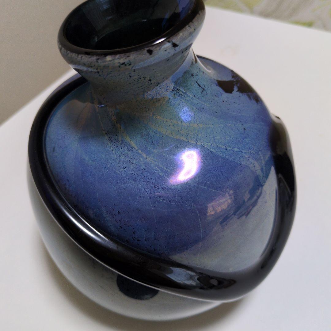 青色と黒の流線型陶器花瓶