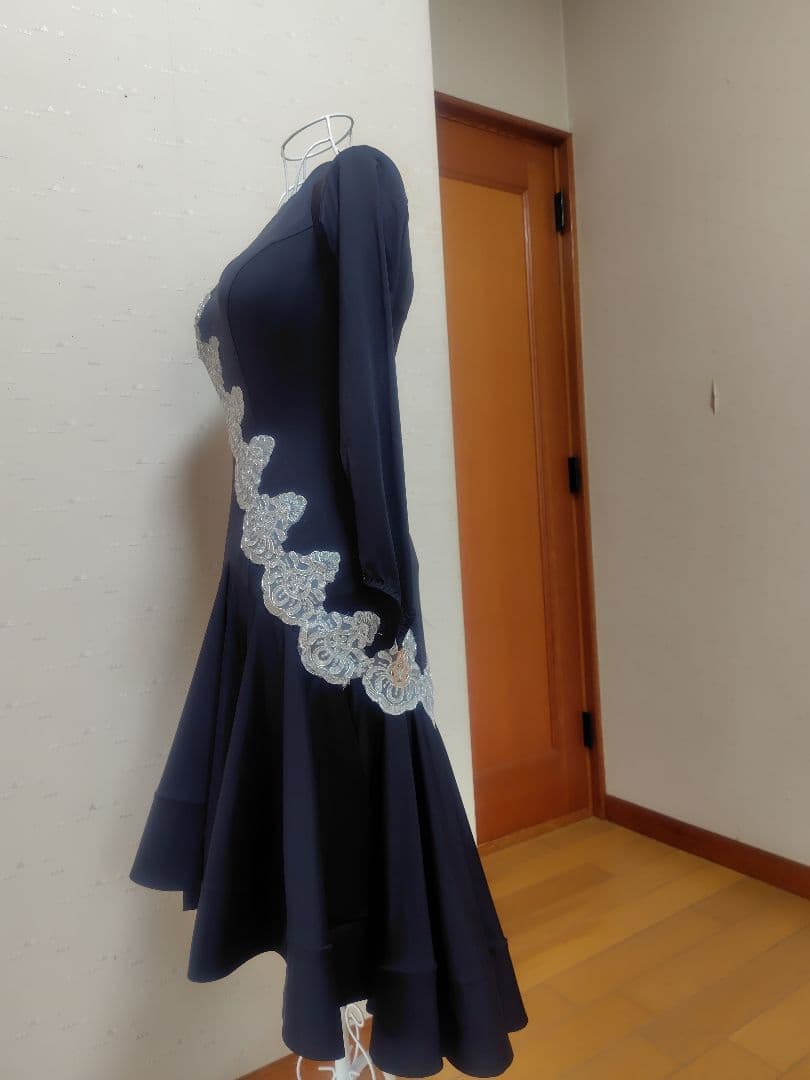 新品未使用ジャンティシンプルでクールなラテンドレス